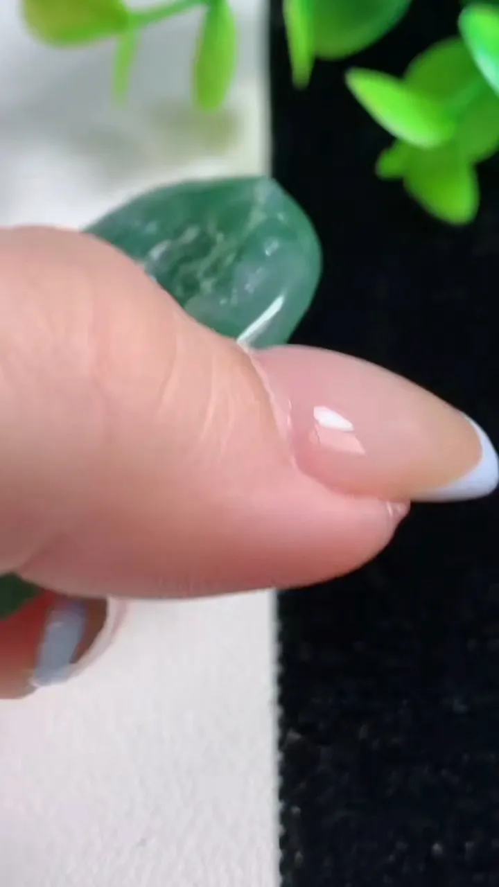 天然A货翡翠龙牌吊坠，尺寸53.7-41-5.5，重量:24.66g
10月29日