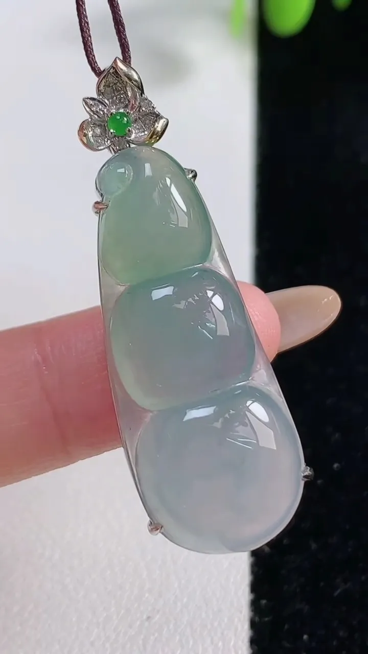 天然A货翡翠福豆吊坠，尺寸35.5-14.7-8.8，重量:5.95g
10月29日