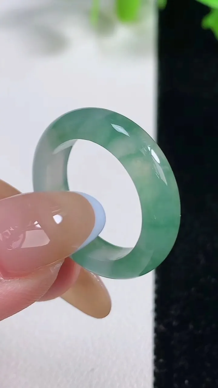 天然A货翡翠冰种飘花指环戒指，尺寸17.8-5.2-3.4，重量:4.14g2025年10月29日
工厂直销收藏佳品,种好水足，色泽均匀，有种有色，上手高大气！