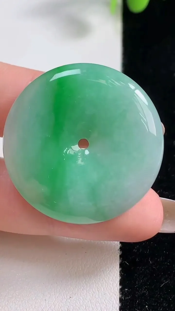 天然A货翡翠平安扣吊坠，尺寸33.1-5.8，重量:13.84g
10月29日