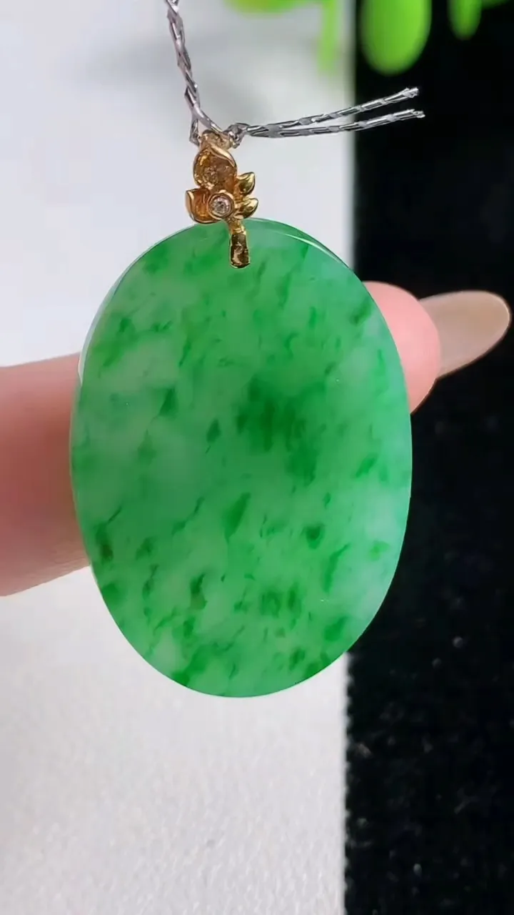 天然A货翡翠无事牌吊坠，尺寸31.8-22-2.9，重量:6.31g
10月29日