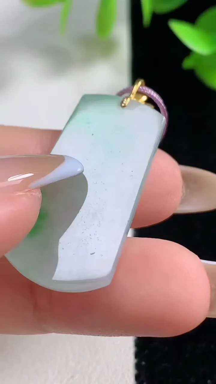 天然A货翡翠无事牌吊坠，尺寸31-16.8-3.6，重量:4.47g
10月29日