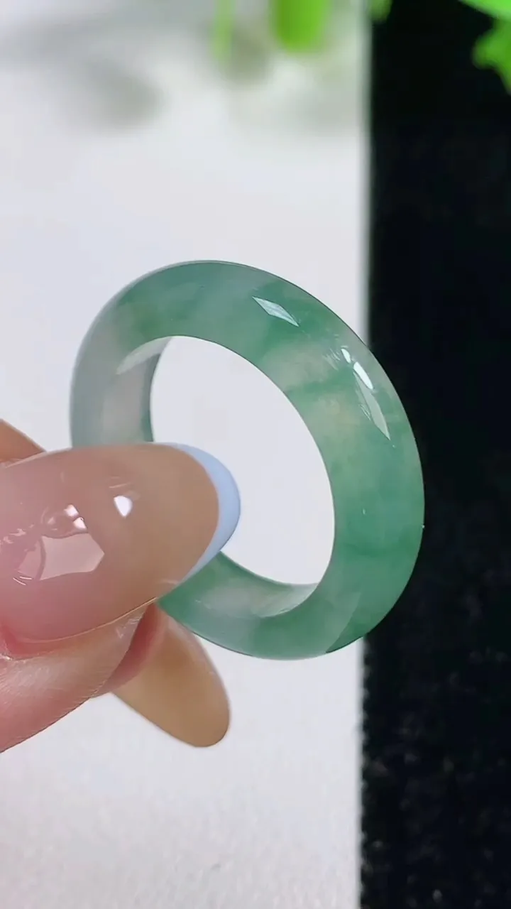 天然A货翡翠冰种飘花指环戒指，尺寸17.8-5.2-3.4，重量:4.14g2025年10月29日
