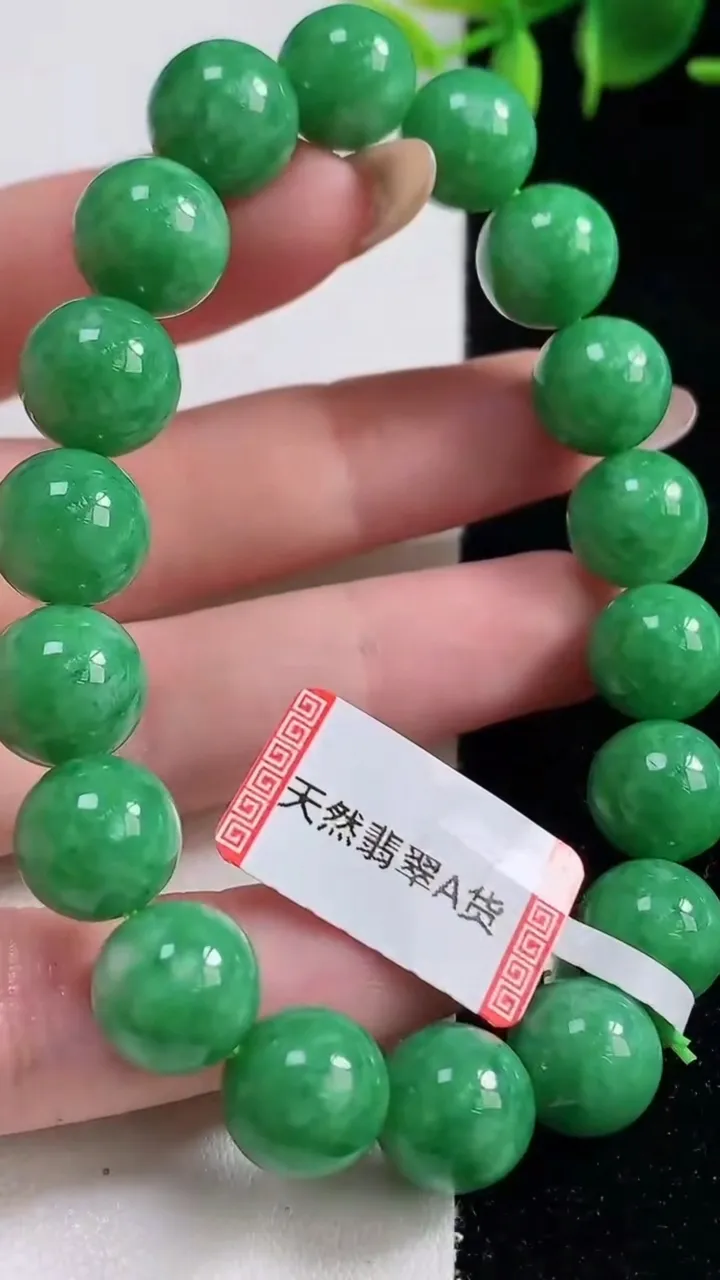 天然A货翡翠圆珠手串，尺寸10.9-18颗，重量:42.47g10月29日
工厂直销收藏佳品,种好水足，色泽均匀，有种有色，上手高大气！