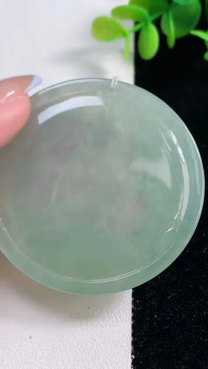 天然A货翡翠大势至菩萨吊坠，尺寸55.7-4.8，重量:33.19g
10月29日