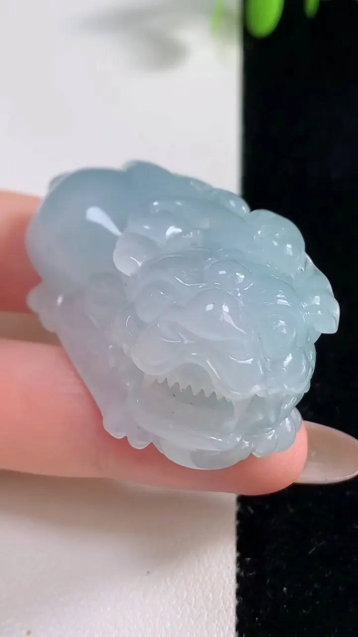 天然A货翡翠貔貅吊坠，尺寸47.2-24.3-22.4，重量:52.58g
10月29日