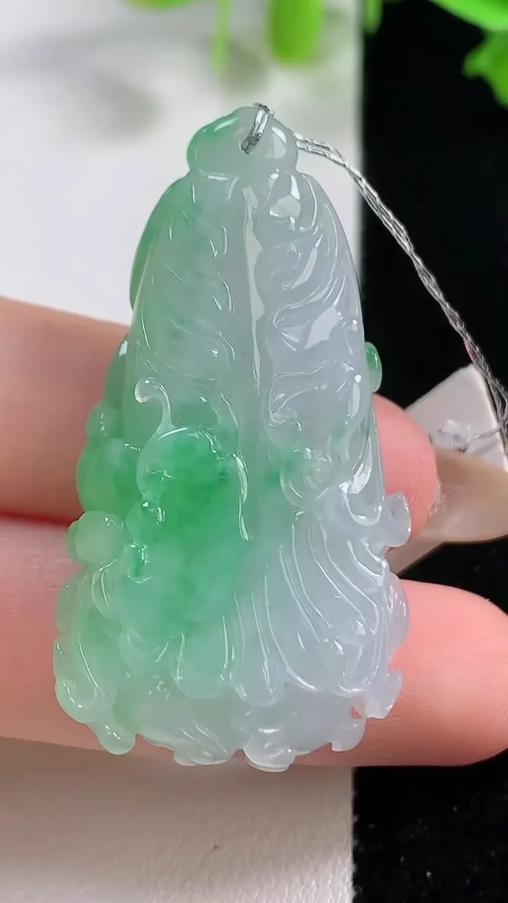 天然A货翡翠白菜吊坠，尺寸44.7-24-10，重量:17.83g
10月29日