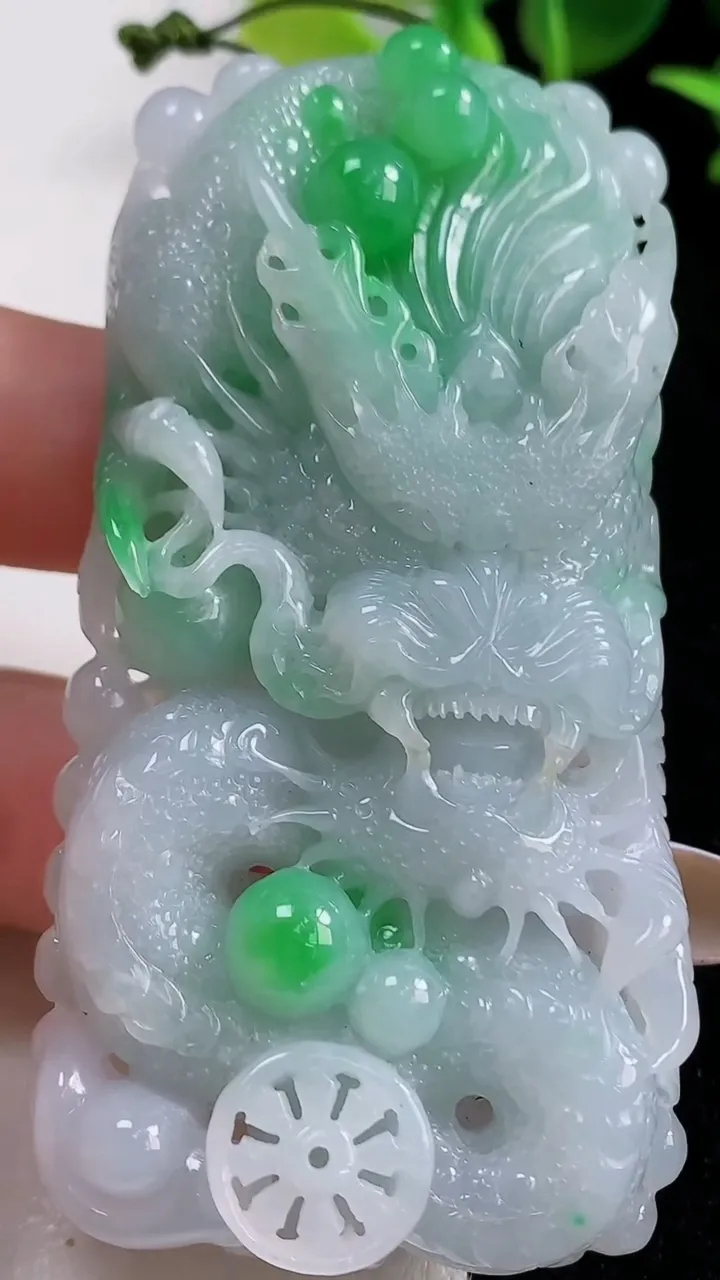 天然A货翡翠龙牌吊坠，尺寸72.2-37.2-11.7，重量:64.53g
10月29日