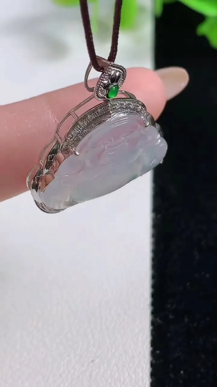 天然A货翡翠种飘花佛公吊坠，尺寸28.2-24.3-6.2，裸石16-22.5重量:3.16g
10月29日