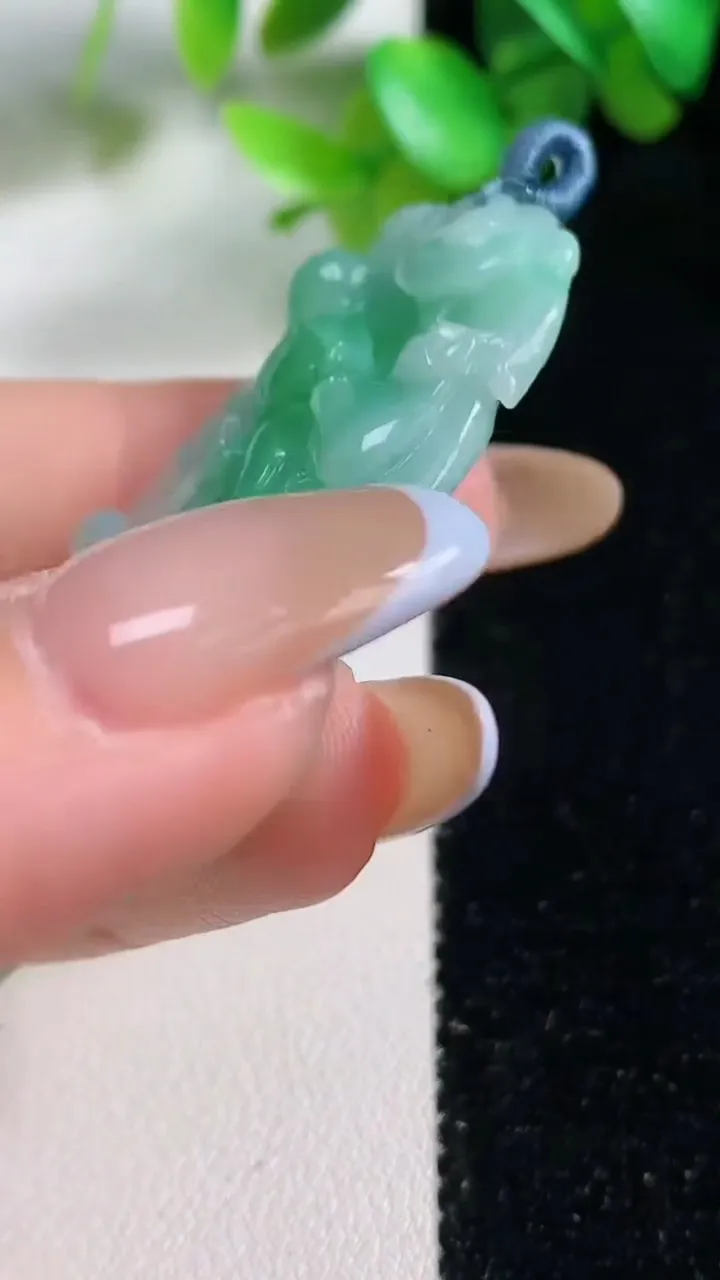 天然A货翡翠今非昔比 蜥蜴吊坠，尺寸58-24.1-6，重量:14.22g
10月29日