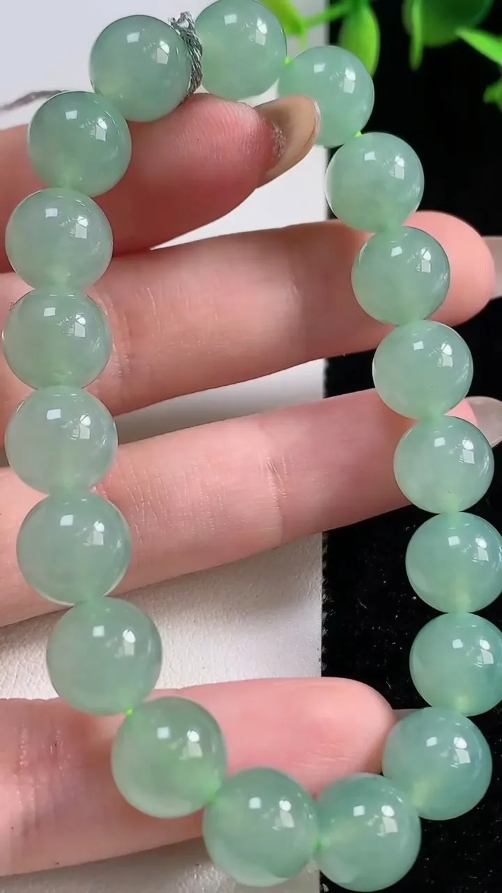 天然A货翡翠圆珠手串，尺寸10-19颗，重量:33.44g10月29日
工厂直销收藏佳品,种好水足，色泽均匀，有种有色，上手高大气！