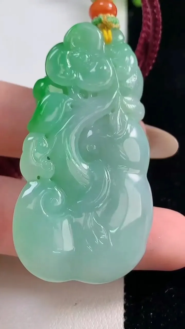 天然A货翡翠金蟾吊坠，尺寸53.8-26.4-11.7，重量:34.64g
10月29日