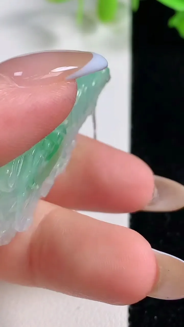 天然A货翡翠白菜吊坠，尺寸44.7-24-10，重量:17.83g
10月29日