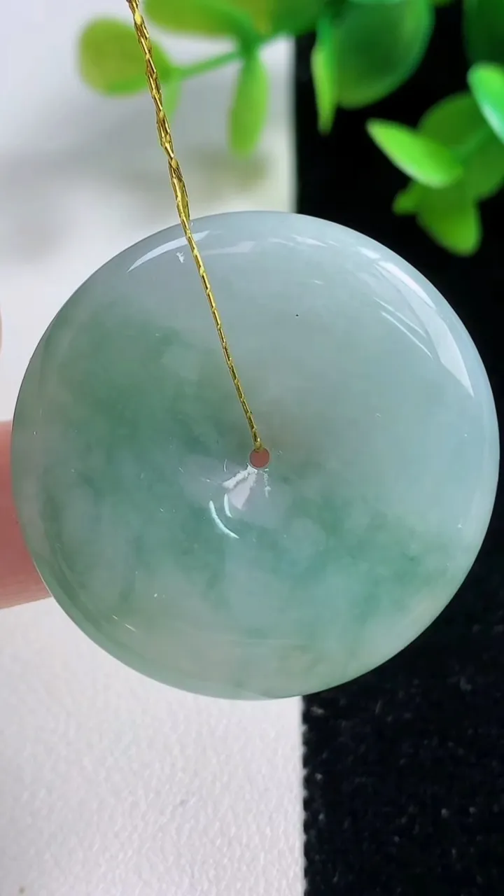 天然A货翡翠冰种飘花平安扣吊坠，尺寸34.7-5.5，重量:15.85g
10月29日