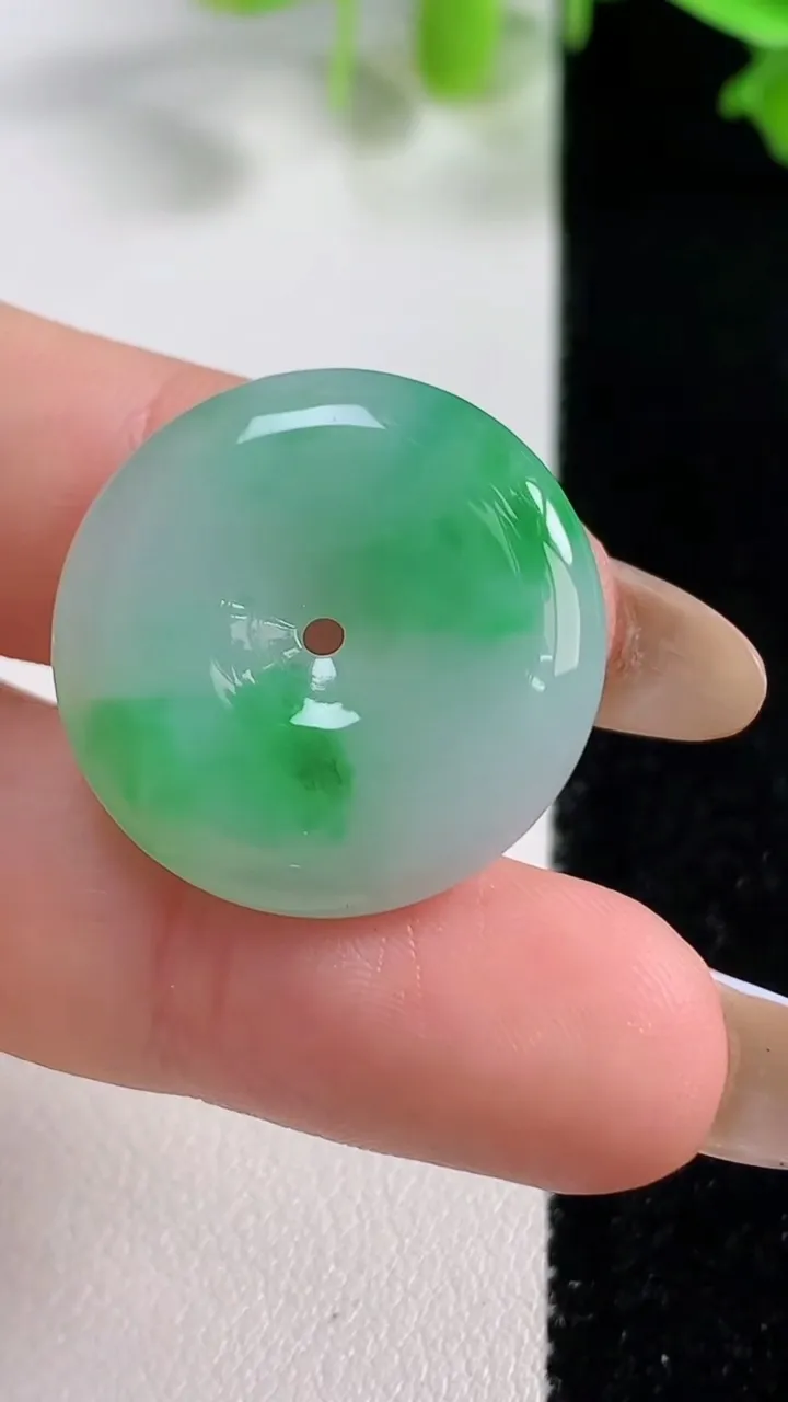 天然A货翡翠平安扣吊坠，尺寸24-5.2，重量:6.79g
10月29日