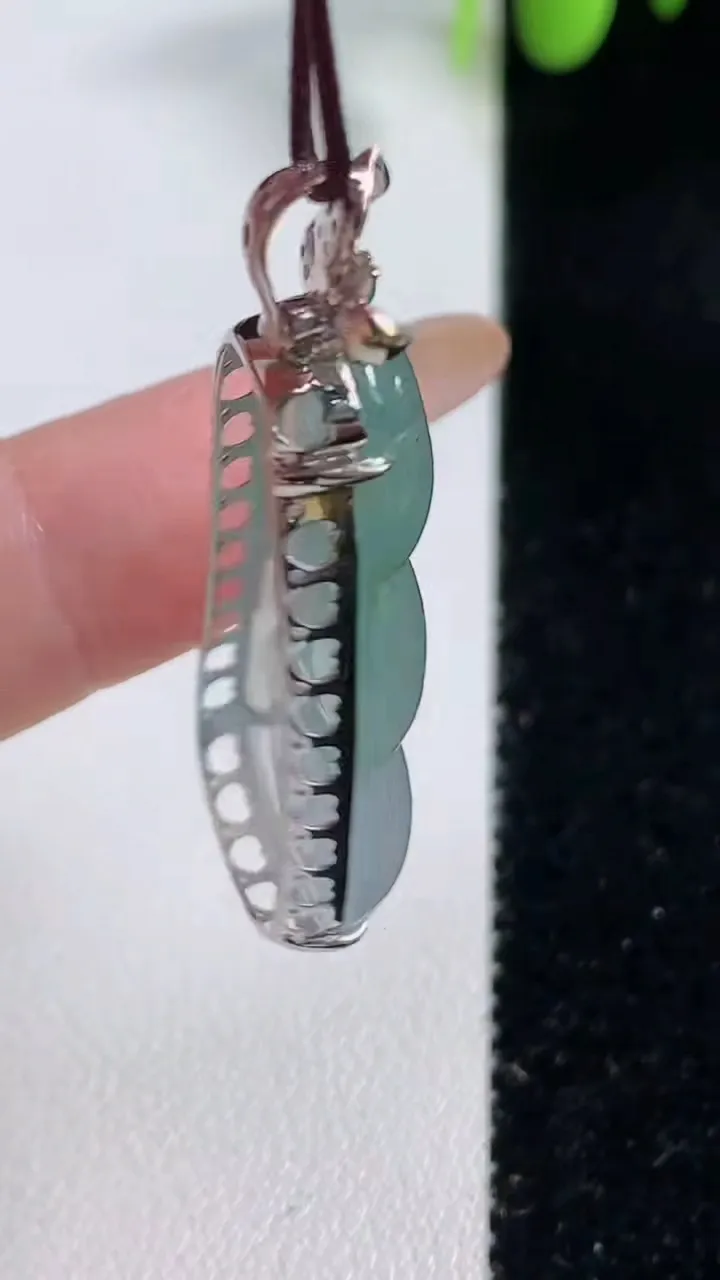 天然A货翡翠福豆吊坠，尺寸35.5-14.7-8.8，重量:5.95g
10月29日