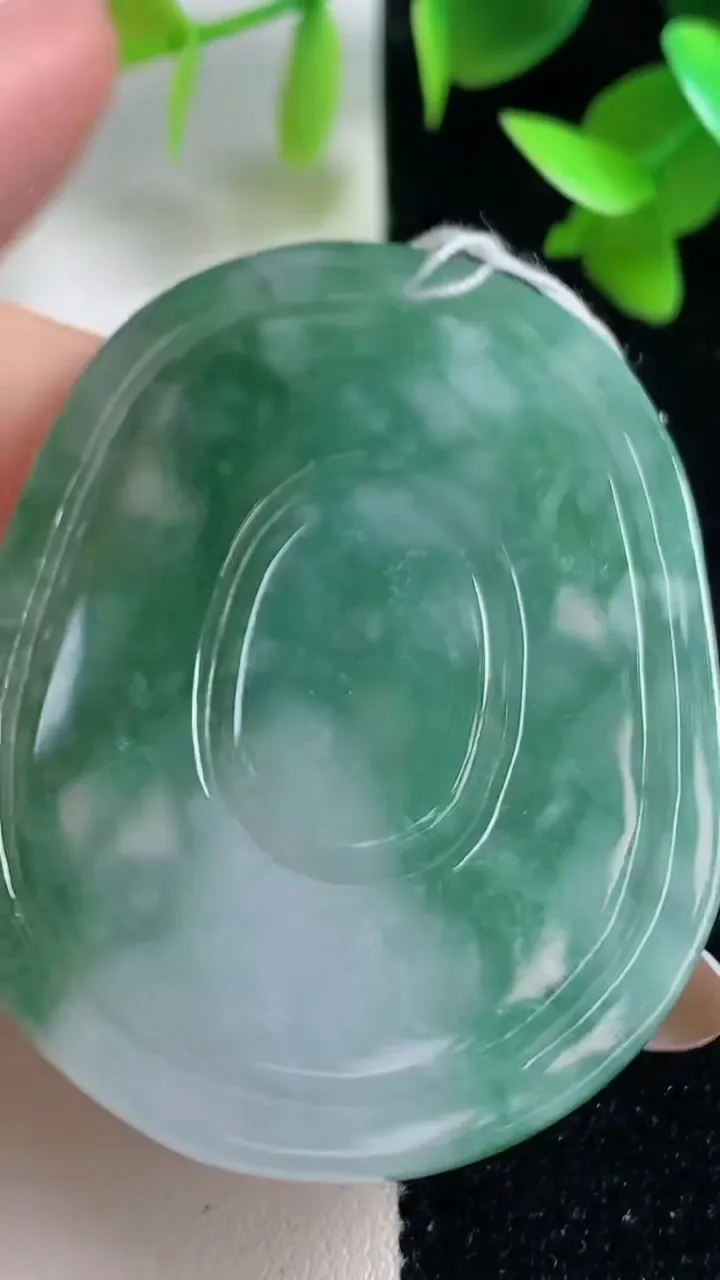 天然A货翡翠龙牌吊坠，尺寸53.7-41-5.5，重量:24.66g
10月29日