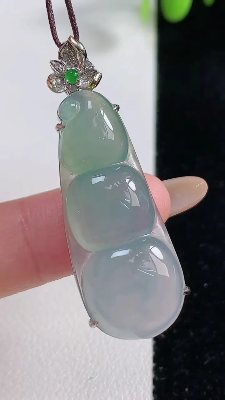 天然A货翡翠福豆吊坠，尺寸35.5-14.7-8.8，重量:5.95g
10月29日