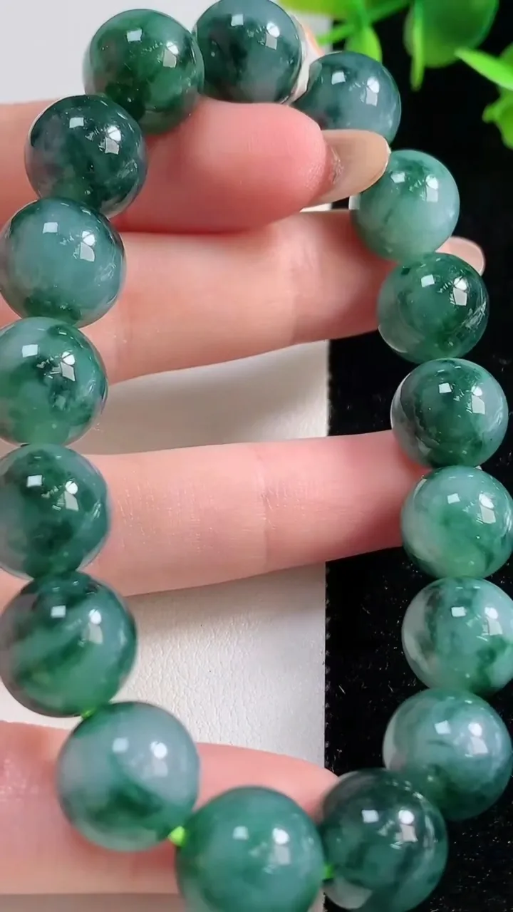 天然A货翡翠飘花圆珠手串，尺寸12.3-17颗，重量:56.06g10月29日
工厂直销收藏佳品,种好水足，色泽均匀，有种有色，上手高大气！
