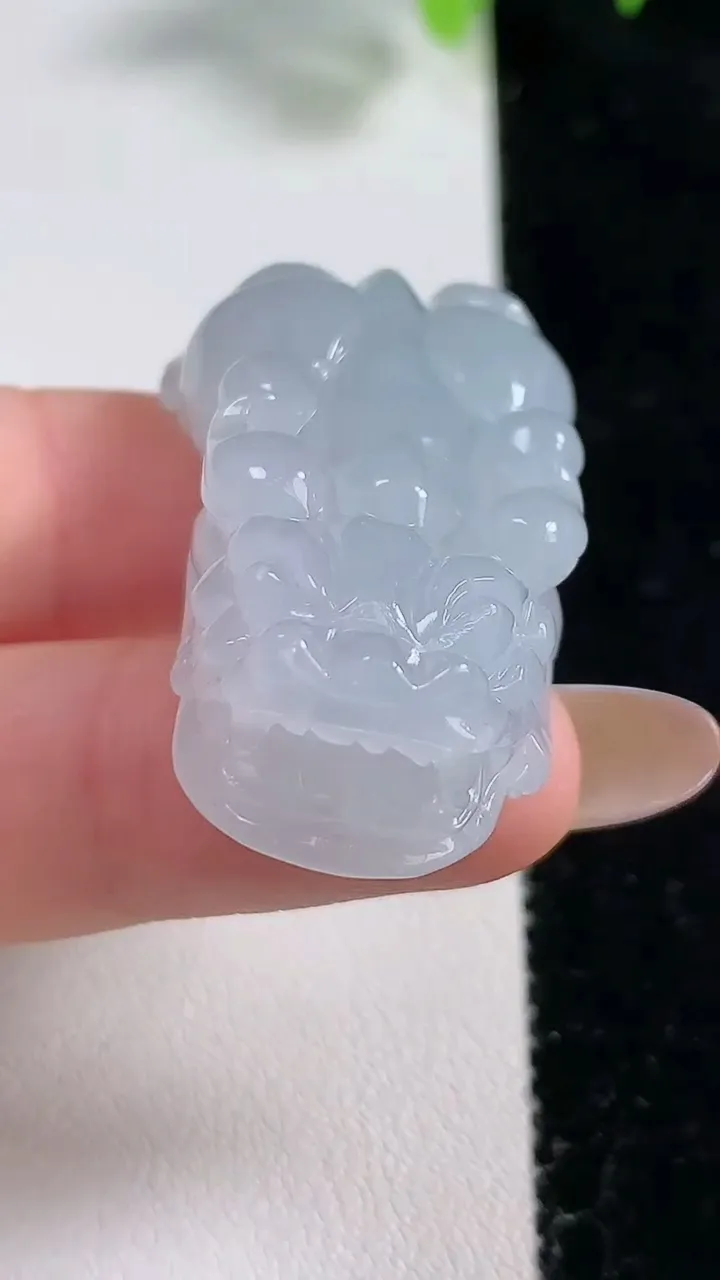 天然A货翡翠貔貅吊坠，尺寸42.2-19-11.5，重量:23.90g
10月30日