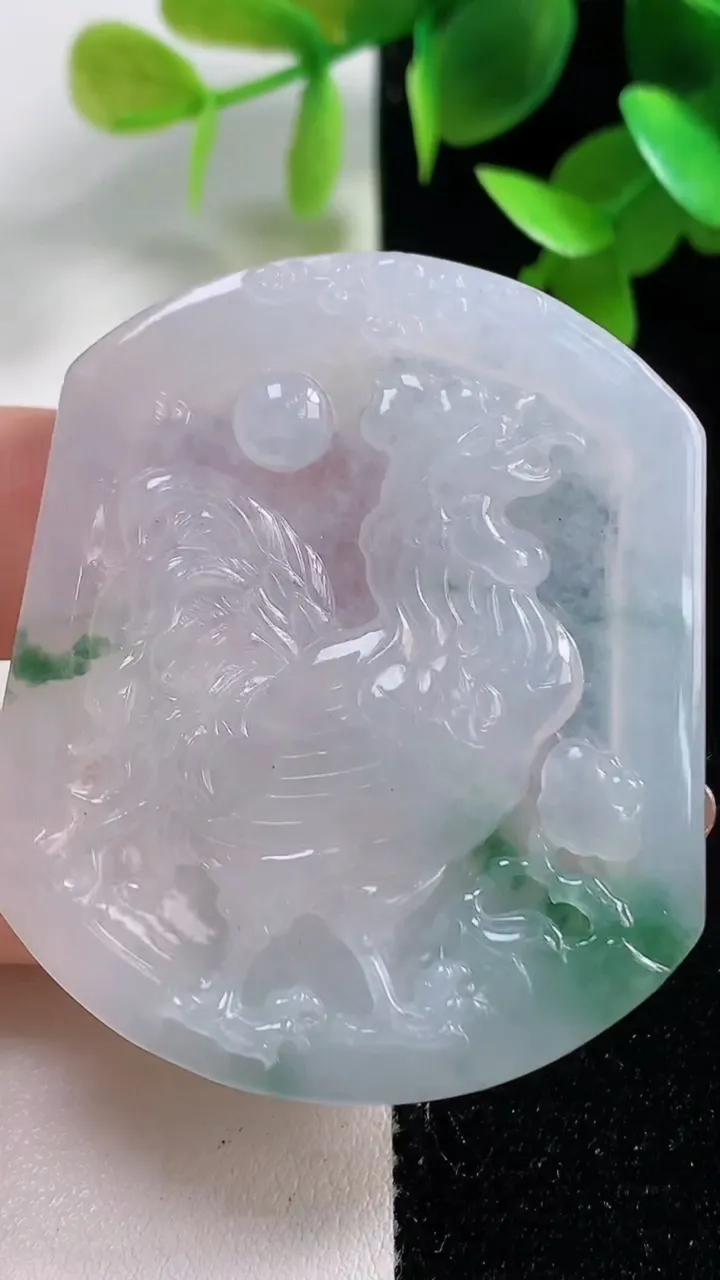 天然A货翡翠冰种飘花生肖鸡吊坠，尺寸50.2-42.6-5.8，重量:24.85g
10月30日