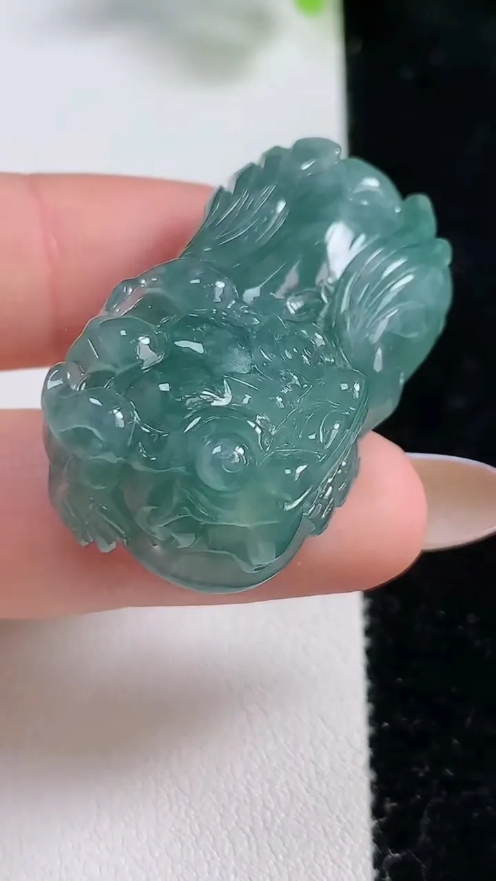 天然A货翡翠霸王貔貅吊坠，尺寸37.4-20.8-12.3，重量:22.40g
10月30日
