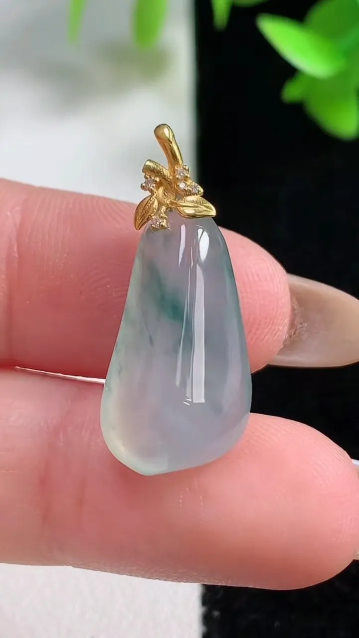 天然A货翡翠种飘花福瓜吊坠，尺寸21.2-11-6.7，重量:2.74g
10月30日