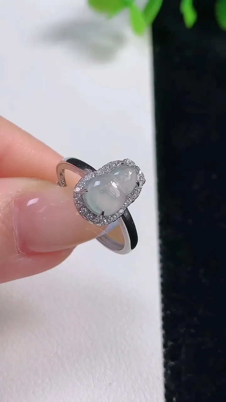 天然A货翡翠种飘花葫芦戒指，尺寸9.7-6.2，重量:1.74g2025年10月30日
工厂直销收藏佳品,种好水足，色泽均匀，有种有色，上手高大气！