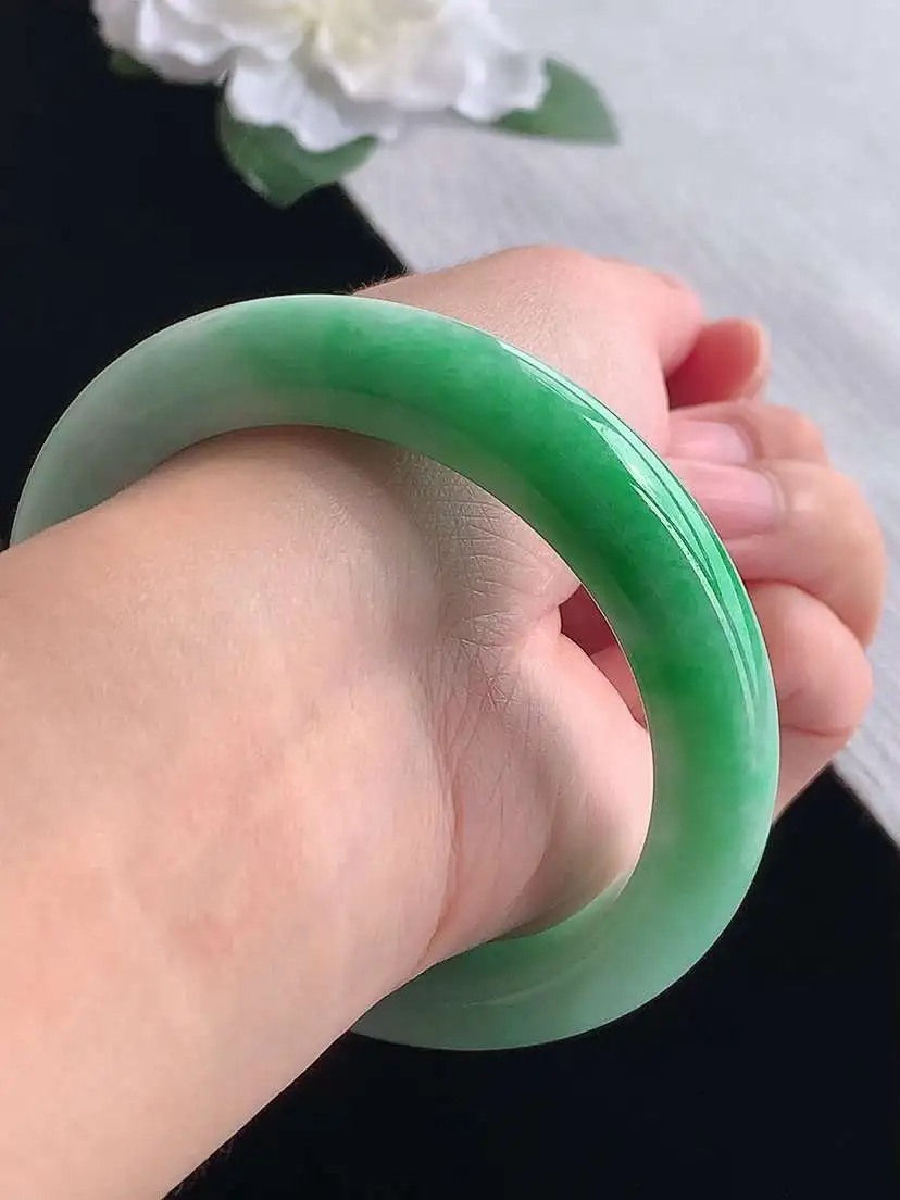 a货翡翠老坑冰种飘绿厚装正装正圈手镯58-59圈口 尺寸58×12.6×9.8mm 重量74.00g 1028