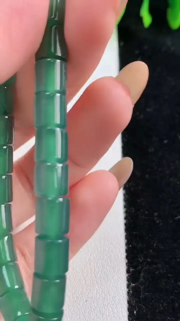 天然A货翡翠种蓝水路路通手串，尺寸6.7-6.9-26颗，重量:20.11g10月30日
工厂直销收藏佳品,种好水足，色泽均匀，有种有色，上手高大气！