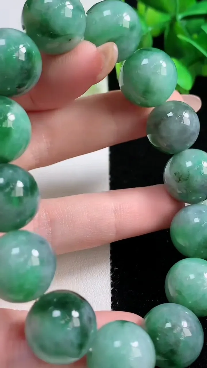 天然A货翡翠圆珠手串，尺寸15.3-14颗，重量:84.36g10月30日
工厂直销收藏佳品,种好水足，色泽均匀，有种有色，上手高大气！