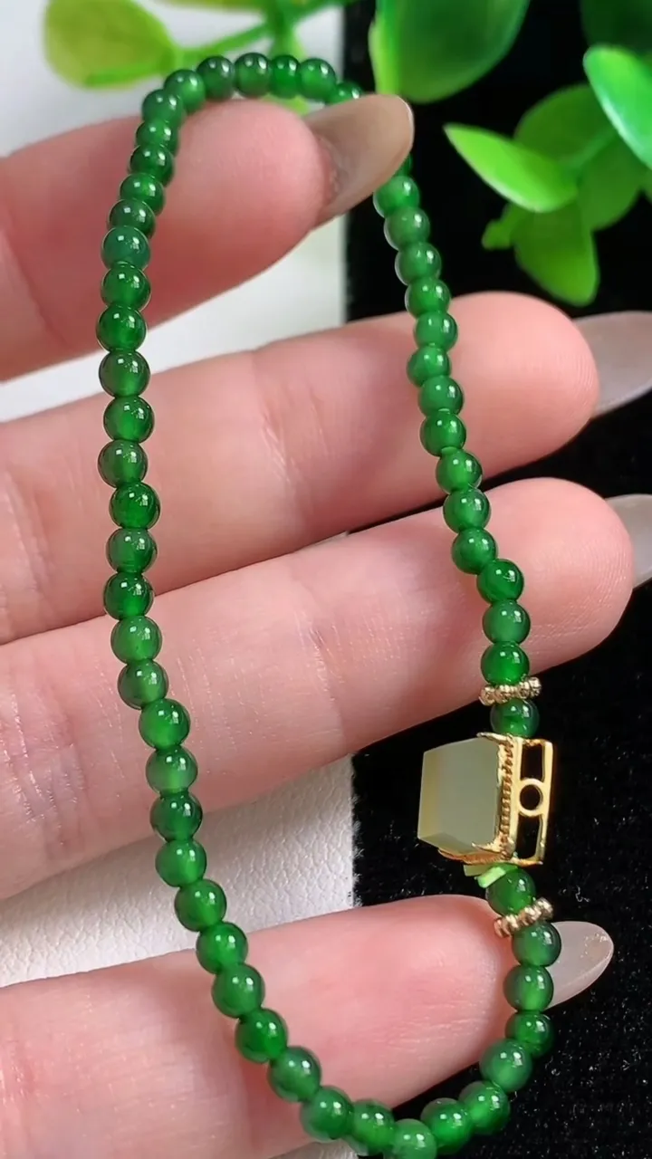 天然A货翡翠小米珠手串，尺寸3.2-58颗，重量:5.43g10月30日
工厂直销收藏佳品,种好水足，色泽均匀，有种有色，上手高大气！