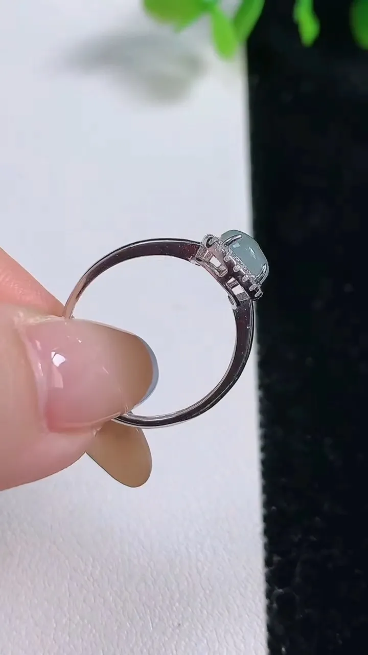 天然A货翡翠种飘花葫芦戒指，尺寸9.7-6.2，重量:1.74g2025年10月30日
工厂直销收藏佳品,种好水足，色泽均匀，有种有色，上手高大气！