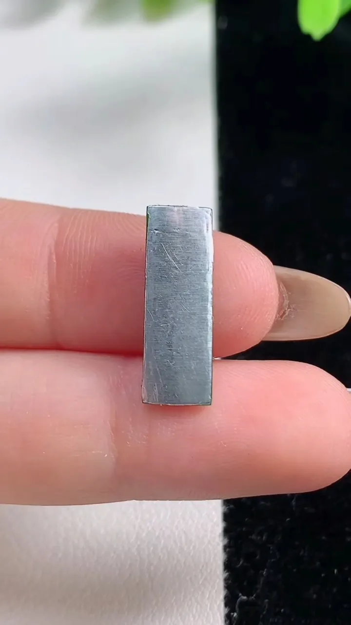 天然A货翡翠马鞍戒面，尺寸19-6.7-1.7，重:0.60g2025年10月30日
工厂直销收藏佳品,种好水足，色泽均匀，有种有色，上手高大气！