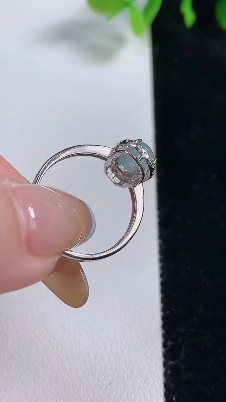 天然A货翡翠种飘花葫芦戒指，尺寸9.7-6.2，重量:1.74g2025年10月30日
工厂直销收藏佳品,种好水足，色泽均匀，有种有色，上手高大气！