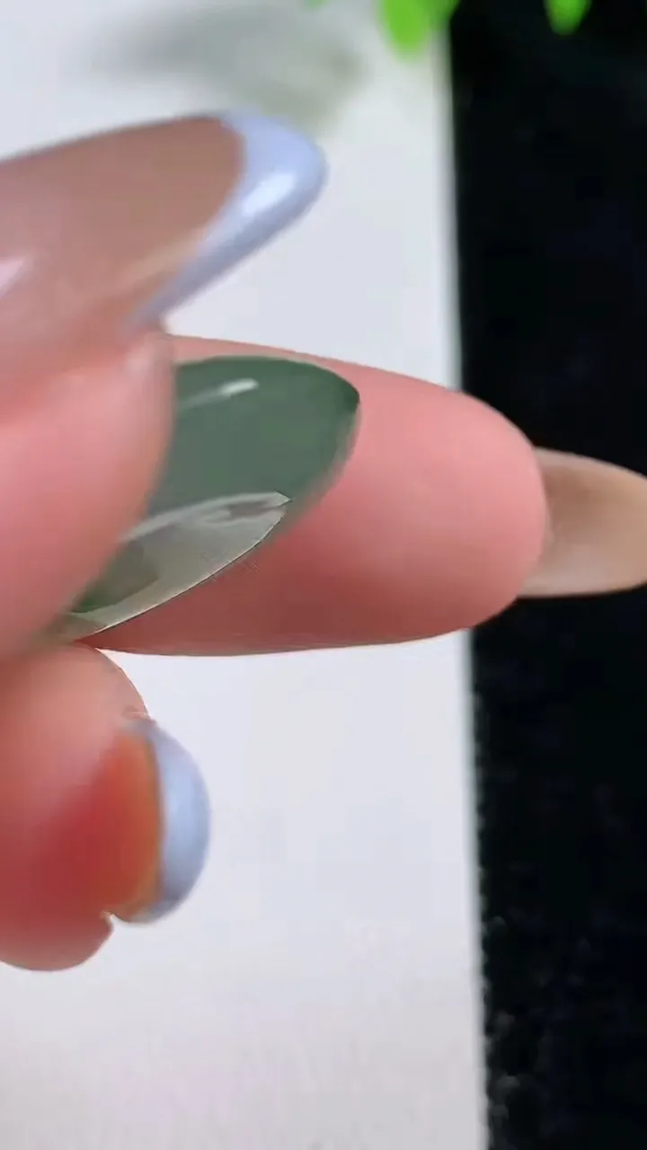 天然A货翡翠冰种飘花平安扣吊坠，尺寸22.4-5.6，重量:6.15g
10月30日