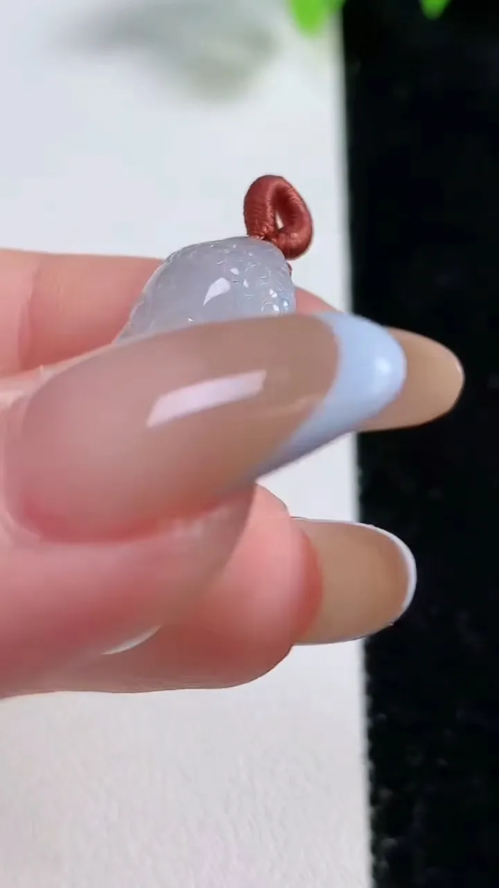 天然A货翡翠宝宝佛吊坠，尺寸30.2-19.4-5.8，重量:5.05g
10月30日