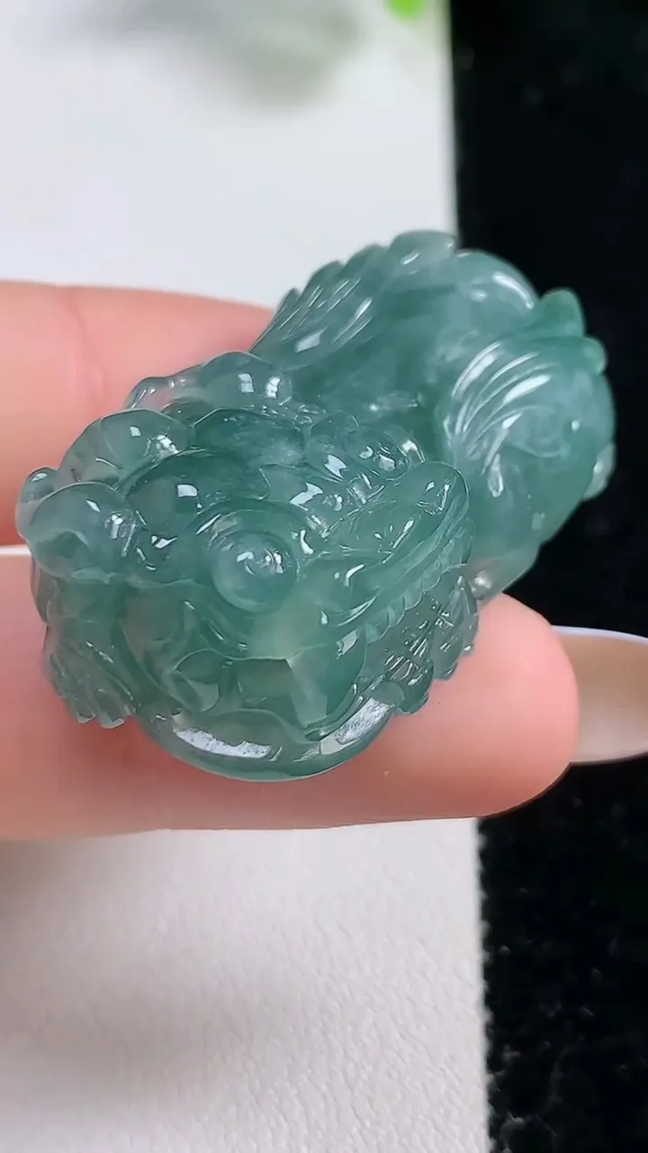 天然A货翡翠霸王貔貅吊坠，尺寸37.4-20.8-12.3，重量:22.40g
10月30日