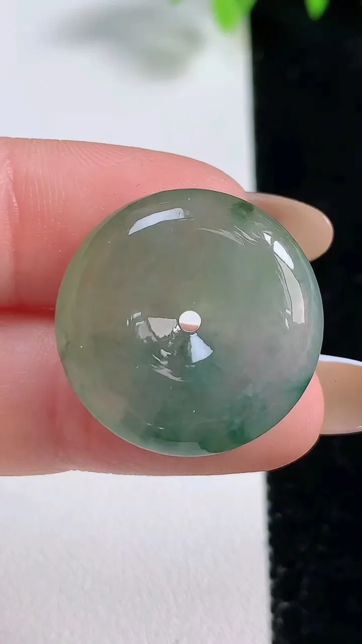 天然A货翡翠冰种飘花平安扣吊坠，尺寸22.4-5.6，重量:6.15g
10月30日