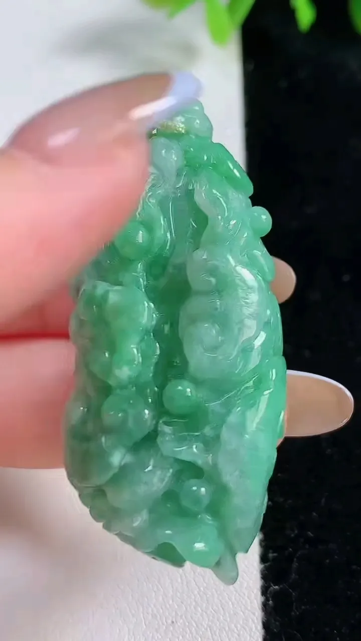 天然A货翡翠白菜吊坠，尺寸51-23.8-12.2，重量:25.08g
10月30日