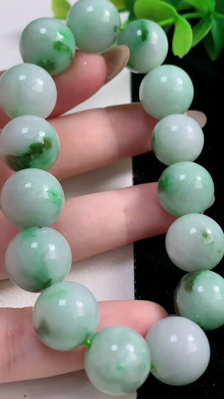 天然A货翡翠圆珠手串，尺寸13.8-15颗，重:66.20g10月30日
工厂直销收藏佳品,种好水足