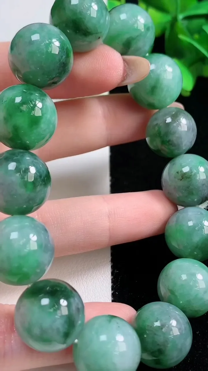 天然A货翡翠圆珠手串，尺寸15.3-14颗，重量:84.36g10月30日
工厂直销收藏佳品,种好水