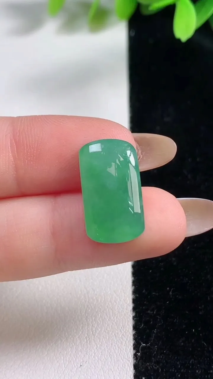 天然A货翡翠马鞍戒面，尺寸18.8-10.6-3.7，重:1.86g2025年10月30日
工厂直销
