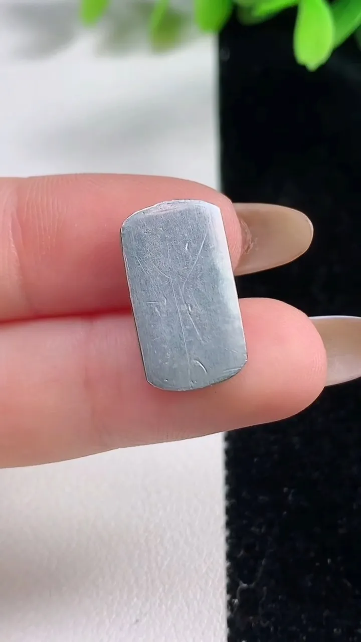 天然A货翡翠马鞍戒面，尺寸18.8-10.6-3.7，重:1.86g2025年10月30日
工厂直销收藏佳品,种好水足，色泽均匀，有种有色，上手高大气！