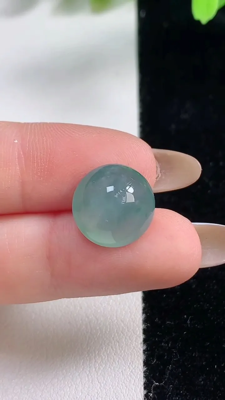 天然A货翡翠飘花蛋面镶嵌件，尺寸13.2-7，重:1.84g
10月30日