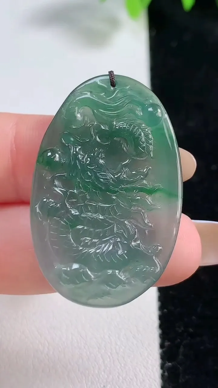 天然A货翡翠龙牌吊坠，尺寸37.8-24.4-3.3，重量:6.18g
10月30日