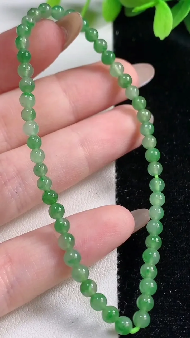天然A货翡翠小米珠手串，尺寸4，重:5.02g10月30日
工厂直销收藏佳品,种好水足，色泽均匀，有种有色，上手高大气！
