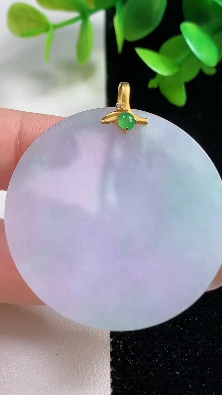 天然A货翡翠种春带彩 紫罗兰无事牌吊坠，尺寸40.4-3，重量:15.03g
10月30日