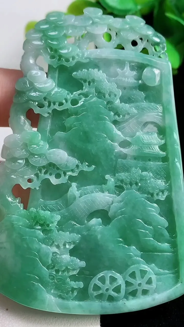 天然A货翡翠山水牌吊坠，尺寸78.4-56-6.5，重量:53.82g
10月30日