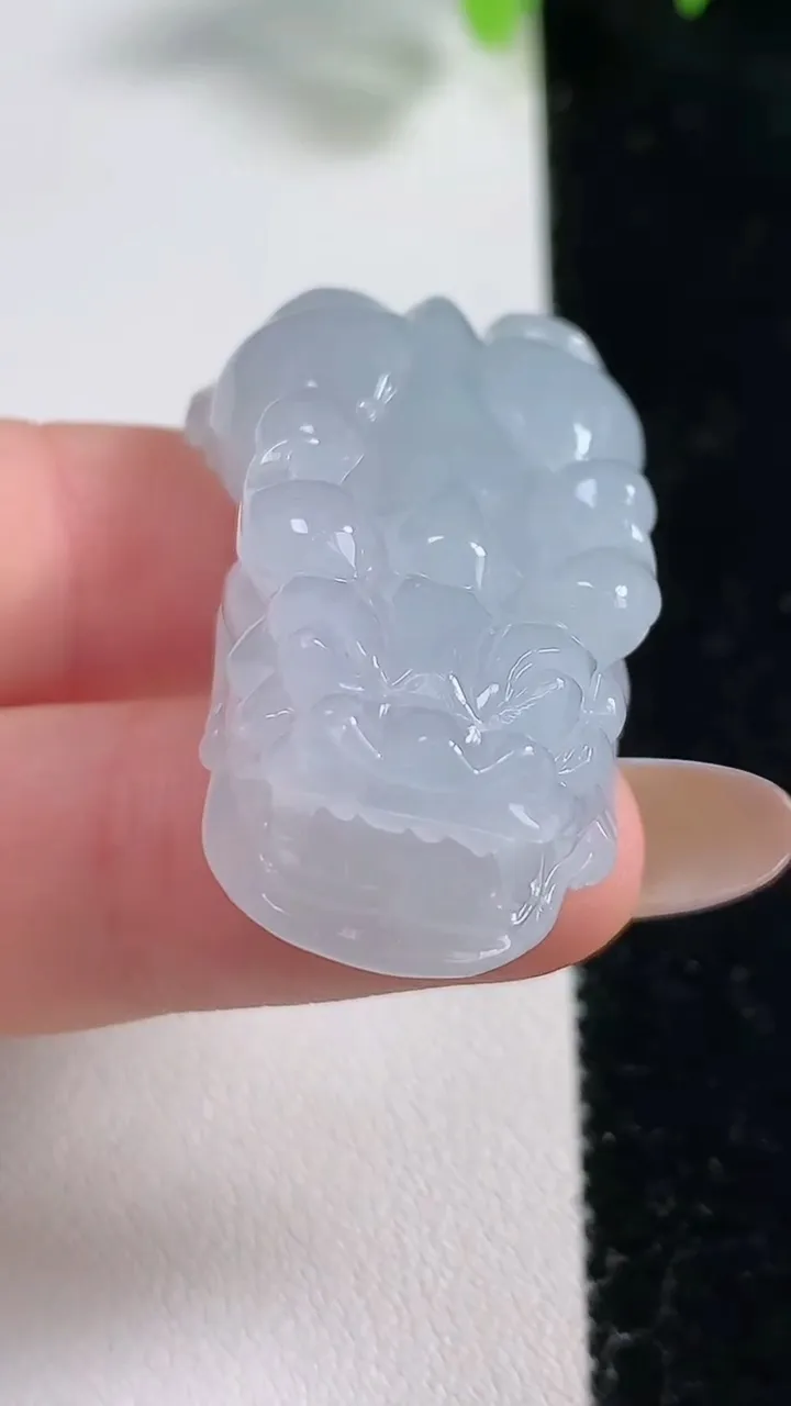 天然A货翡翠貔貅吊坠，尺寸42.2-19-11.5，重量:23.90g
10月30日